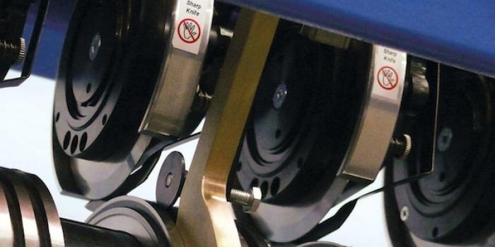 Präzise Messerpositionierung im DIENES Schneidsystem.