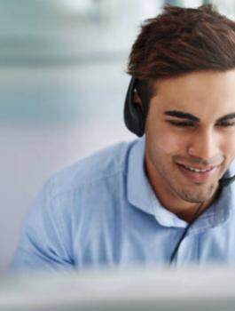 DIENES Mitarbeiter im technischen Support.