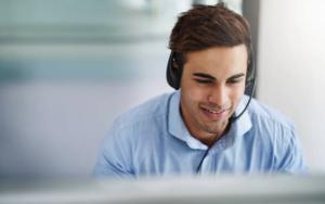 DIENES Mitarbeiter im technischen Support.