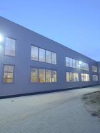 Das Bild zeigt den modernen DIENES Neubau in Polen.