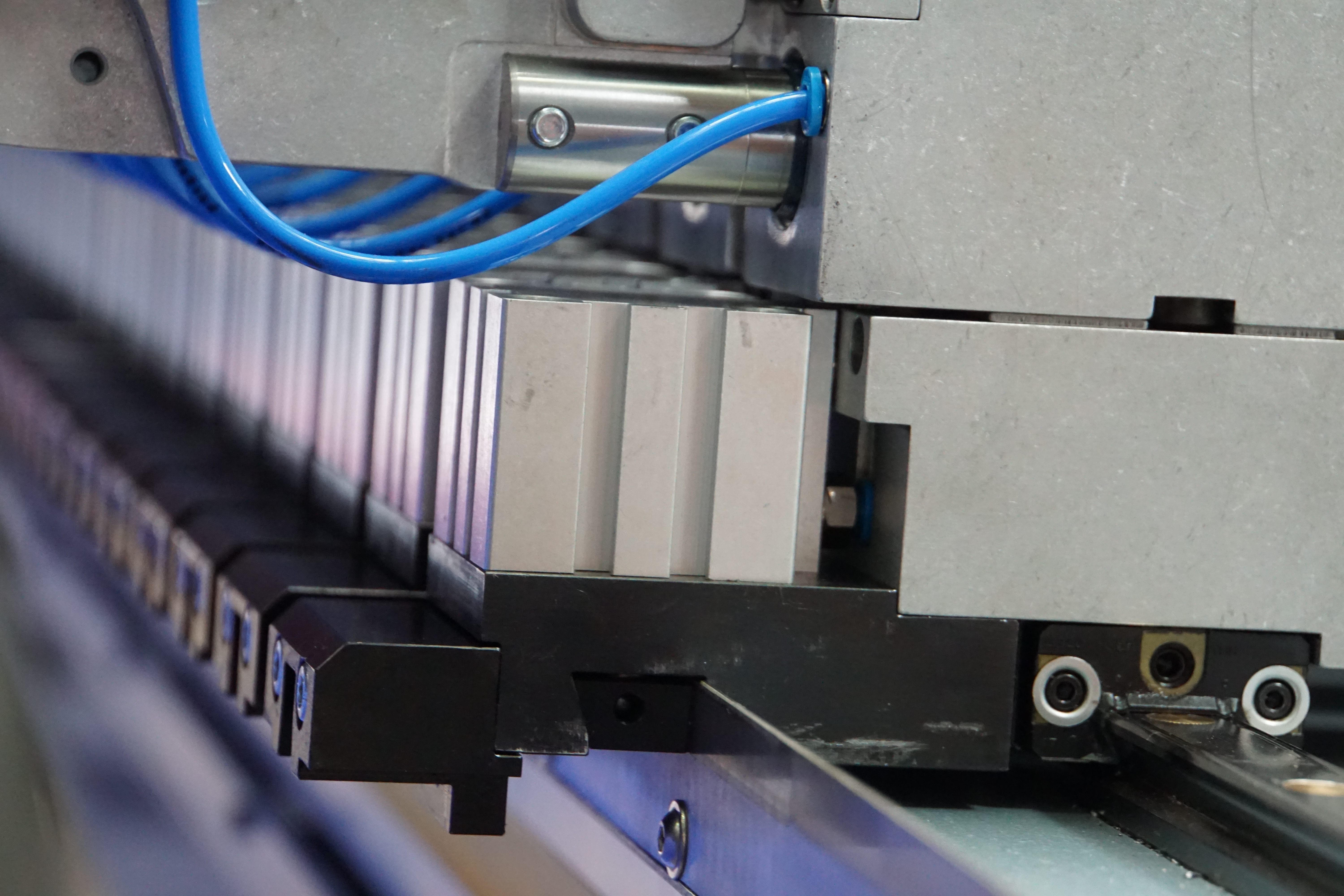 L'image montre une vue détaillée du porte-couteau PSGs DF 50 avec Senso Control dans l'installation de Carl Macher.