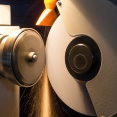 Das Bild zeigt das professionelle Nachschleifen eines Schneidwerkzeuges bei DIENES.