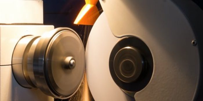 Das Bild zeigt das professionelle Nachschleifen eines Schneidwerkzeuges bei DIENES.