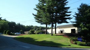 Auf dem Foto ist der Standort der DIENES Corporation in Spencer, Mass zu sehen.