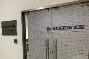 Das Bild zeigt den Eingang zum DIENES Büro in Beijing.