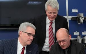Das Bild zeigt die DIENES Geschäftsführung bei der Diskussion einer technischen Anfrage. Auch im Schneidlabor unserer Schneidakademie werden technische Fragen intensiv diskutiert.