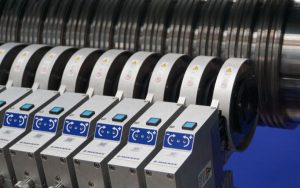 Schneidsystem von DIENES mit dem Messerhalter PSGs DF Senso Control aus der Nähe - Fokus auf dem LED-Display.