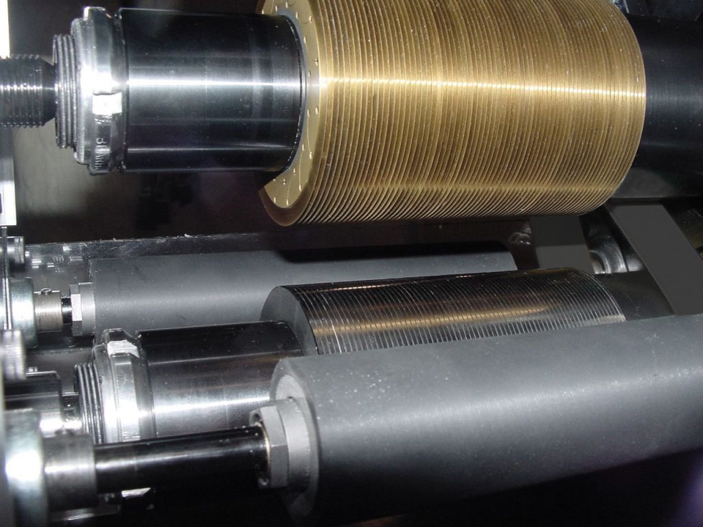 Golden Slit knife in a narrow cut cutting unit.