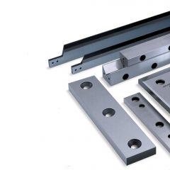 Eine Langmesser Range unter Anderem mit einem Querschneidemesser und Rollenspaltmesser Gleitleiste, Verschleissplatte, Scherenmesser.