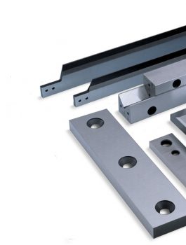 Eine Langmesser Range unter Anderem mit einem Querschneidemesser und Rollenspaltmesser Gleitleiste, Verschleissplatte, Scherenmesser.