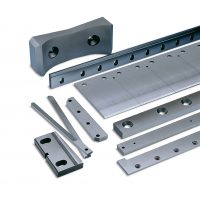 Verschiedene Langmesser und Spezialmesser unter Anderem mit Saumstreifenzerhacker, Scherenmesser und Führungsschienen.