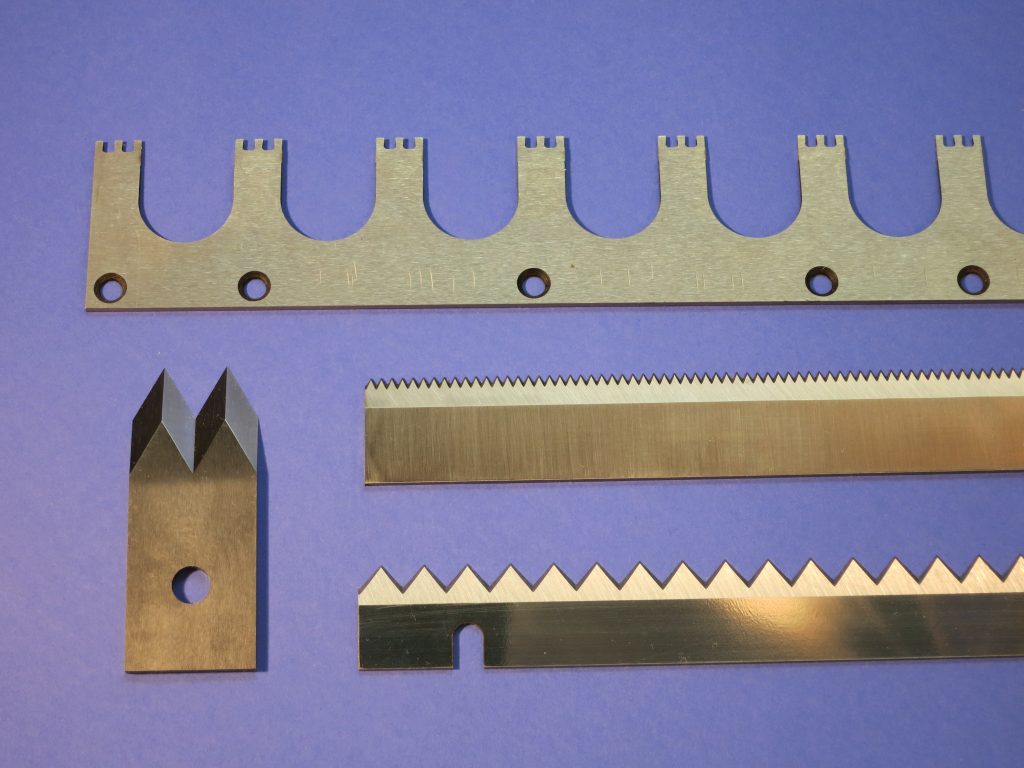 Eine Sammlung von Langmessern mit Folienmesser und Zackenmesser.