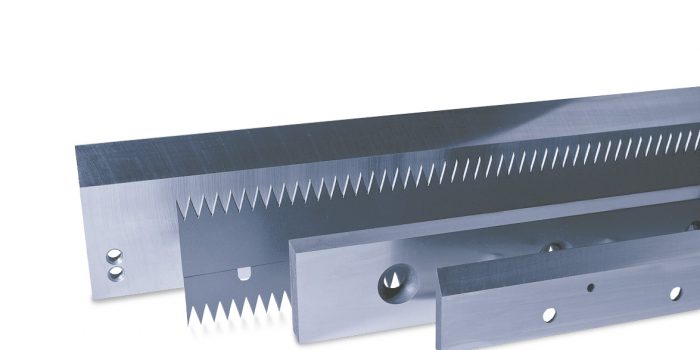 Eine Abbildung mit verschiedenen Zackenmessern und Folienmessern von DIENES.