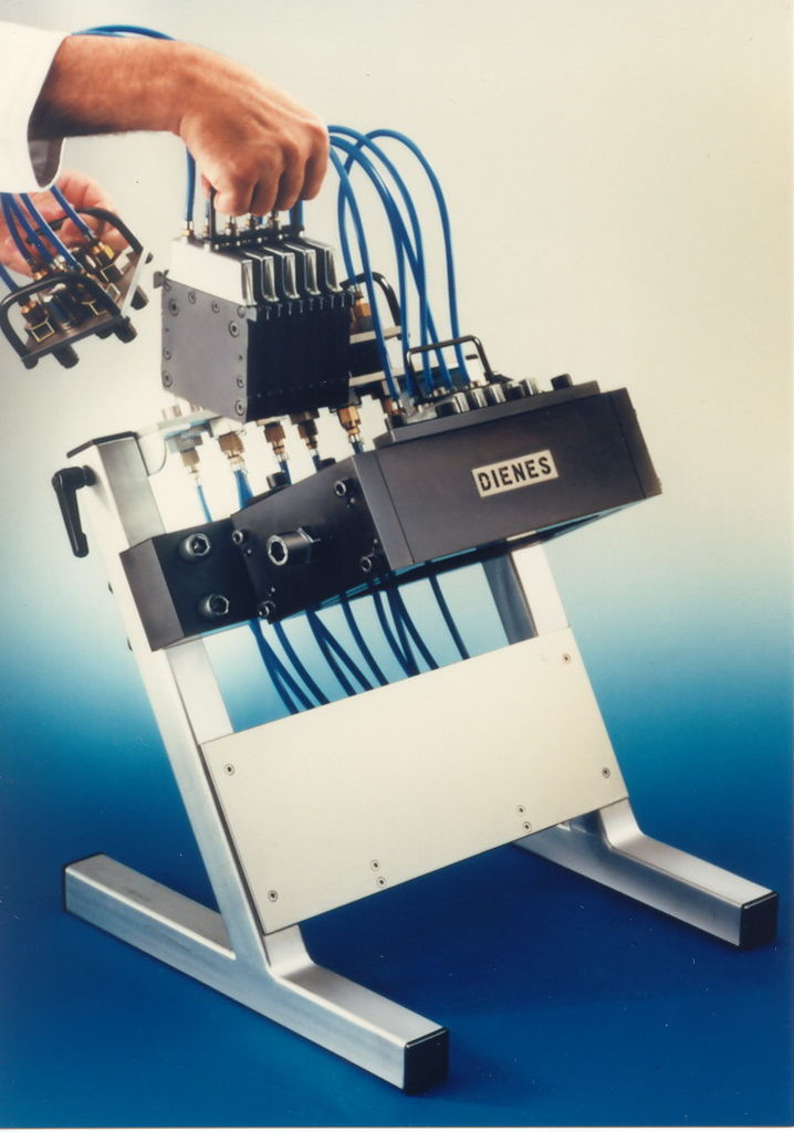 Une cassette de coupe par écrasement de DIENES avec un cadre de serrage correspondant.