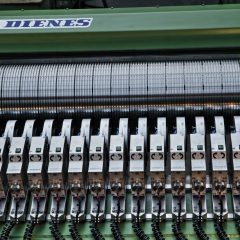 Auf diesem Bild ist ein DIENES Schneidsystem mit Scherenschnittmesserhaltern in Kombination mit Mehrnutzen Messern zu sehen. Das Schneidsystem wurde im Rahmen der Leistung 