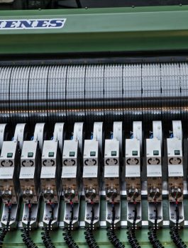 Auf diesem Bild ist ein DIENES Schneidsystem mit Scherenschnittmesserhaltern in Kombination mit Mehrnutzen Messern zu sehen. Das Schneidsystem wurde im Rahmen der Leistung 