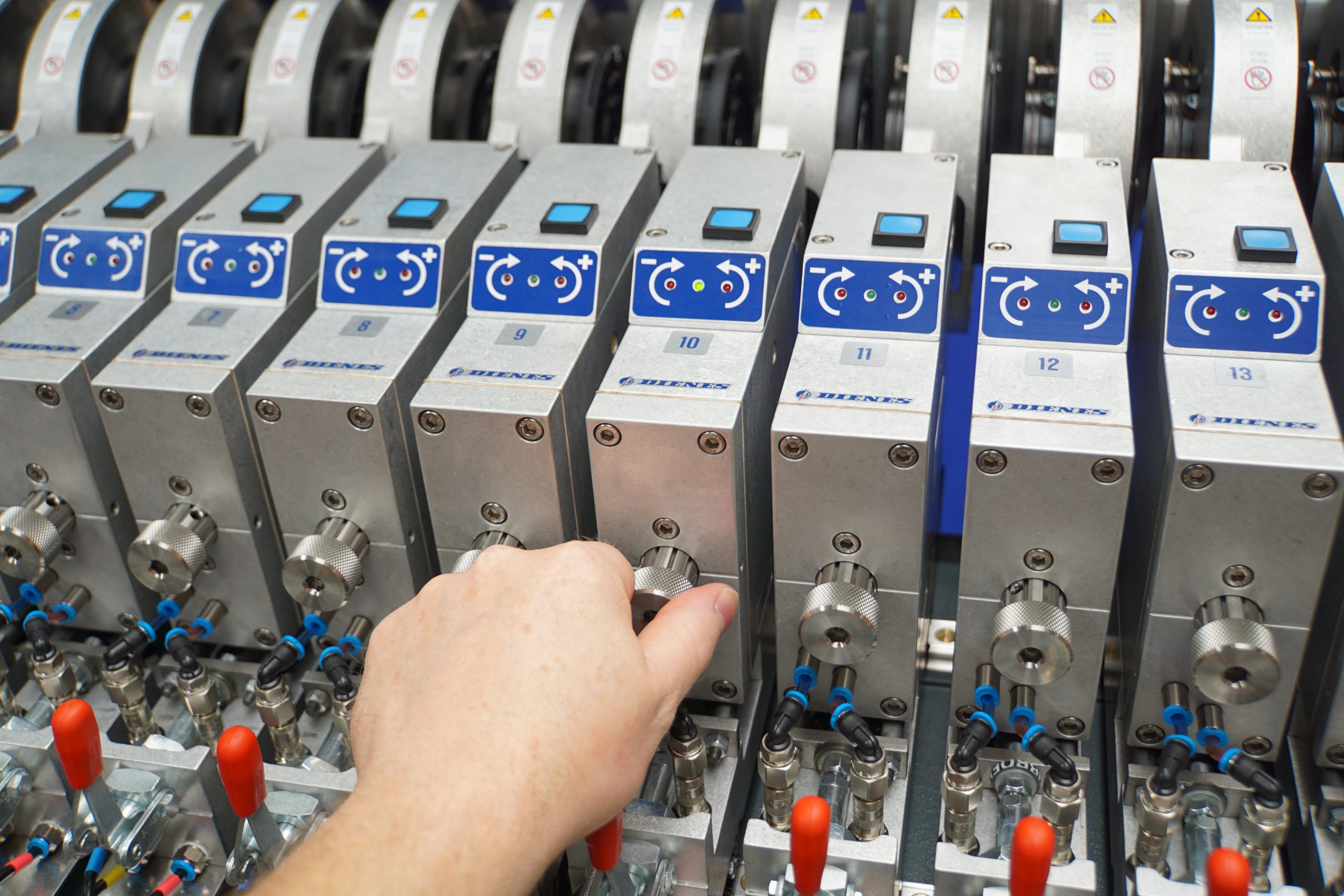 Das Bild zeigt den Messerhalter PSGs DF 50 DC mit Zusatzfunktion Senso Control in einem Schneidsystem.