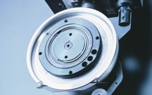 Ein Handgriff und der ausgefahrene Einstellschieber „Easy Set“ sorgt für eine schnelle und exakte Messerhaltereinstellung.