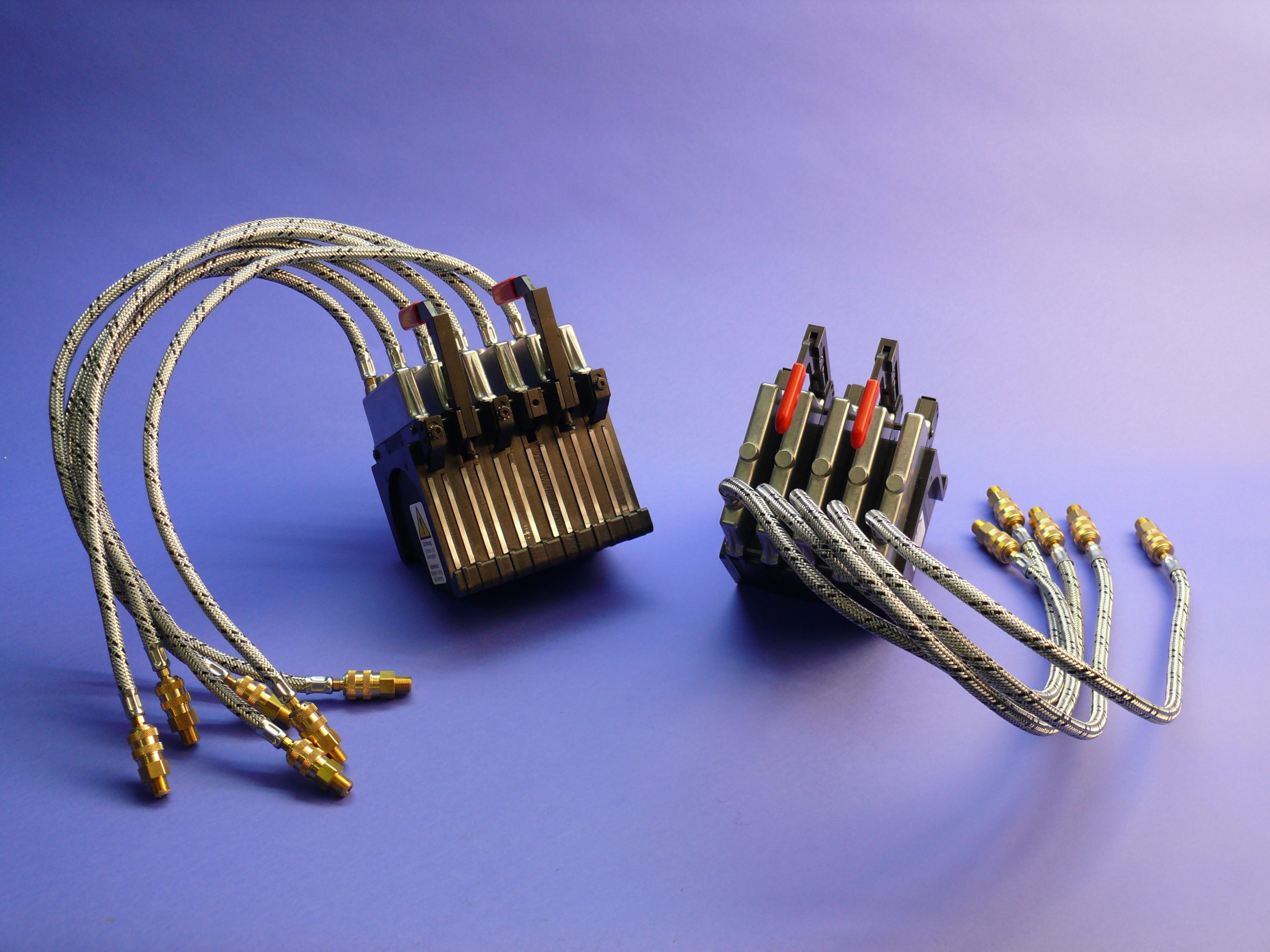 Auf dem Foto sind zwei Kassetten mit Quetschmessern zu sehen, die sich dank ihrer Modulbauweise problemlos miteinander kombinieren lassen.