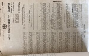 La photo montre l'un des brevets de DIENES, à savoir celui de 1959 pour un dispositif de verrouillage excentrique sur un arbre lisse.