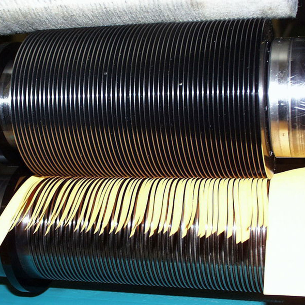 Shear cut slitting cassette for narrow cut DIENES