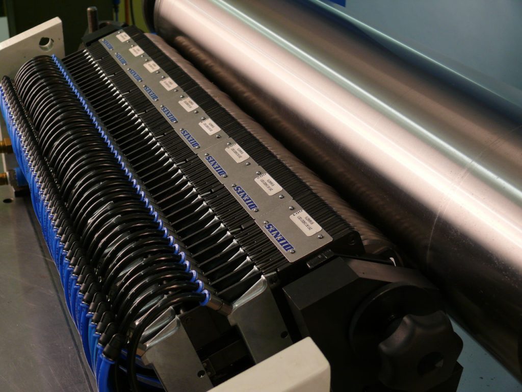 Here you can see a DIENES cutting system equipped with crush cut slitting cassettes for narrow cutting widths.