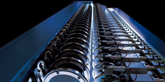 DIENES Schneidsystem mit der hoch innovativen, simultanen Messerpositionierung SIMU-FLASH.