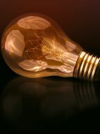 DIENES ist Vorreiter, wenn es um Innovationen und Weiterentwicklungen geht. Wir versuchen unsere Produkte immer weiter zu optimieren und Schneidprozesse somit noch einfacher zu gestalten.