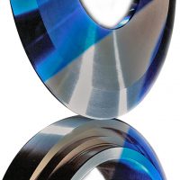 DIENES Rundmesser, abgebildet ist ein Messerpaar bestehend aus Ober- und Untermesser. Zudem verdeutlicht das Bild die Wichtigkeit einer präzisen Tiefeneinstellung bei Scherenschnittmesserhaltern, wie sie bei DIENES auf verschiedene Weisen vorgenommen werden kann.