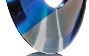 DIENES Rundmesser, abgebildet ist ein Messerpaar bestehend aus Ober- und Untermesser. Zudem verdeutlicht das Bild die Wichtigkeit einer präzisen Tiefeneinstellung bei Scherenschnittmesserhaltern, wie sie bei DIENES auf verschiedene Weisen vorgenommen werden kann.