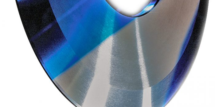 DIENES Rundmesser, abgebildet ist ein Messerpaar bestehend aus Ober- und Untermesser. Zudem verdeutlicht das Bild die Wichtigkeit einer präzisen Tiefeneinstellung bei Scherenschnittmesserhaltern, wie sie bei DIENES auf verschiedene Weisen vorgenommen werden kann.