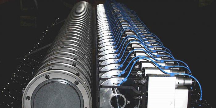 Auf dem Bild ist ein vollautomatisches Schneidsystem von DIENES zu sehen, das für Edelmann entwickelt wurde.