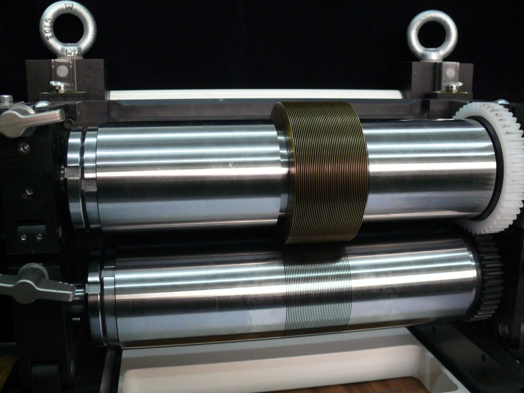 This picture shows a cutting system equipped with the innovative Golden Slit knives for particularly narrow cutting widths. 