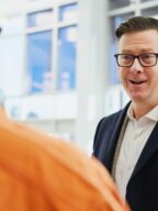 The picture shows a customer meeting with an expert.