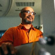 a photo montre un opérateur de machine d'un client satisfait, qui a également pu augmenter le confort d'utilisation en 