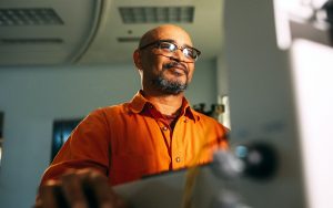 Das Bild zeigt einen Maschinenbediener eines zufriedenen Kunden, der durch 