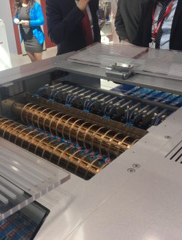 Dieses Bild zeigt eine Schlauhbeutelmaschine, die mit DIENES Quetschmesserhaltern bestückt ist.