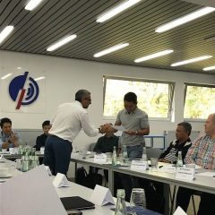 Die Übergabe eines Zertifikats im Rahmen von Schulungen und Seminare bei der DIENES Schneidakademie in Overath.