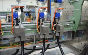 Das Bild zeigt ein weiteres der DIENES Patente. Zu sehen ist der von DIENES entwickelte elektrische Messerhalter, der hier in einem Spitz auf Spitz Schneidsystem eingesetzt wird.