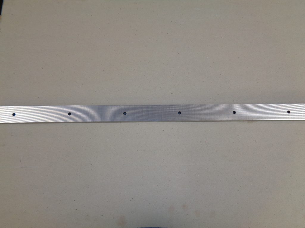 Auf diesem Bild ist ein Scherenmesser von DIENES zu sehen, dass über Gewindelöcher verfügt.