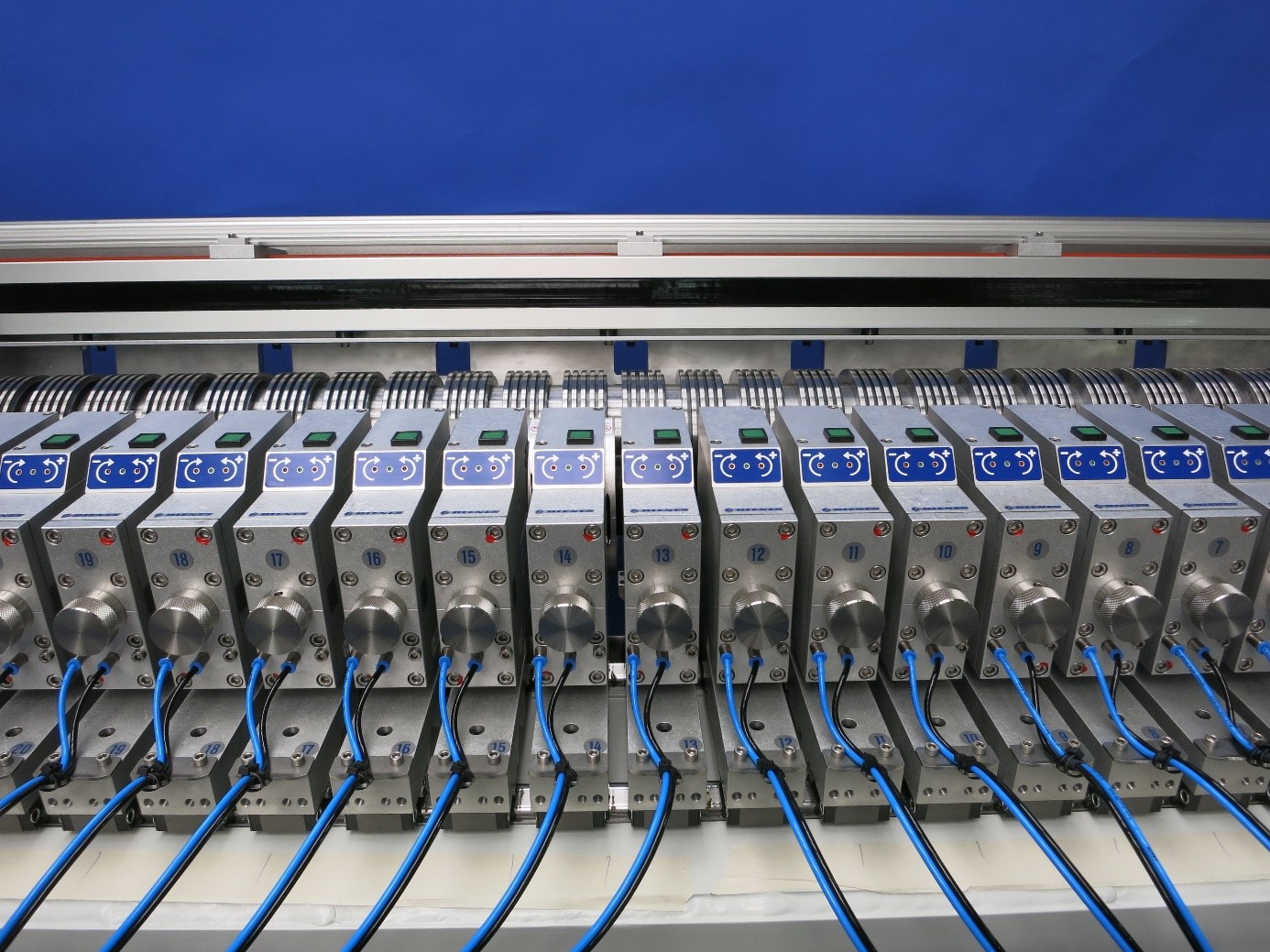 Automatisches DIENES Schneidsystem Typ Modul IV-S-W (Scherenschnittmesserhalter sowie Schneidbüchsen auf Untermesserwelle