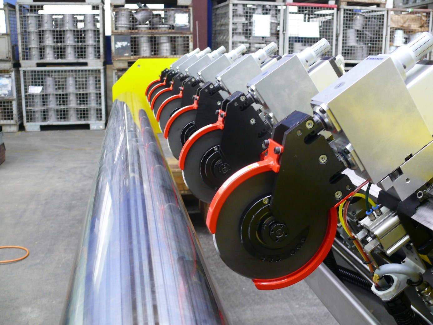 Automatisches DIENES Schneidsystem Typ Modul VIII-C-W Simu-Flash (Quetschmesserhalter & glasharte Welle)_ohne blauen Hintergrund